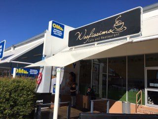 Shade sail installation at Woofissimo Cafe, Macgregor